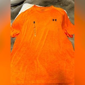 NWT - UNDER ARMOUR SHORT SLEEVE ATHLETIC FIT (TECH -T) SIZE XL